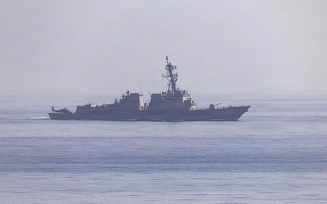 Un destructor de la Armada de Estados Unidos desplegado en la misión de bloqueo del estrecho de Ormuz emprendida por Washington