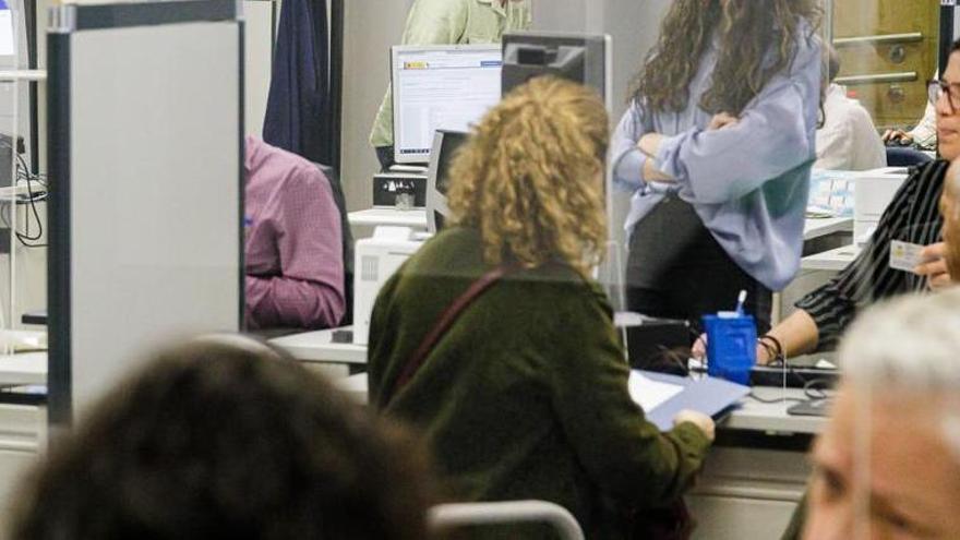 Funcionarios trabajando.