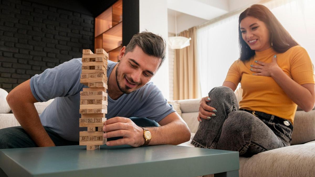 Una pareja se divierte con un juego de habilidad.