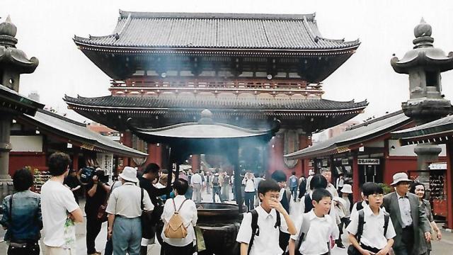 Al templo de Asakusa Kannon llegan peregrinos de todas partes para purificarse con el humo sagrado. / Begoña E. Ocerin Al templo de Asakusa Kannon llegan peregrinos de todas partes para purificarse con el humo sagrado.