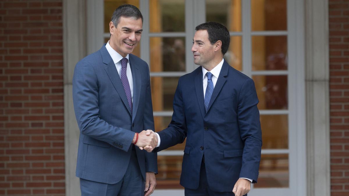 El presidente del Gobierno español, Pedro Sánchez, con el lehendakari, Imanol Pradales, en la reunión de septiembre