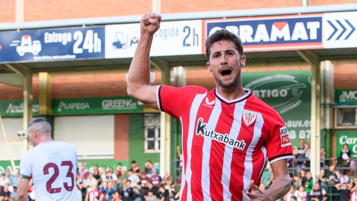 Javier Martón celebra su gol en Las Llanas / DEIA