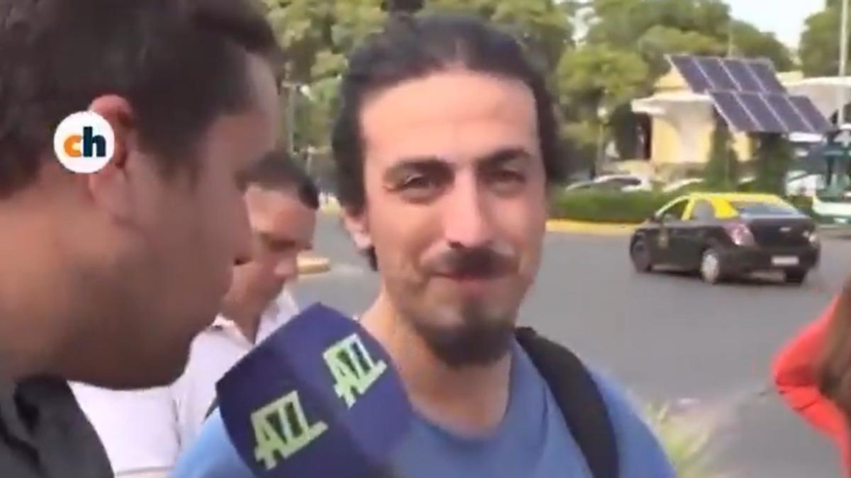 El reportero, entrevistando al ciudadano.