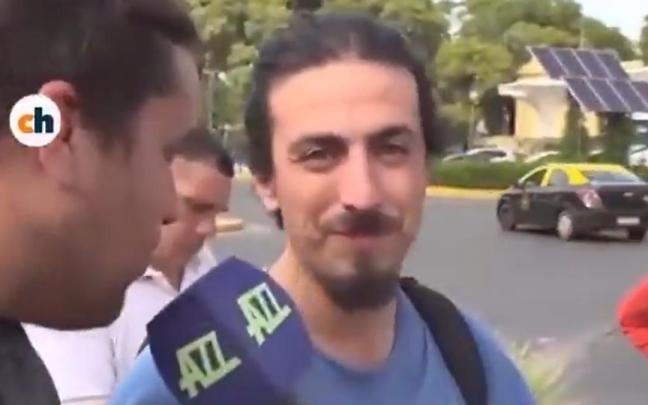 El reportero, entrevistando al ciudadano.