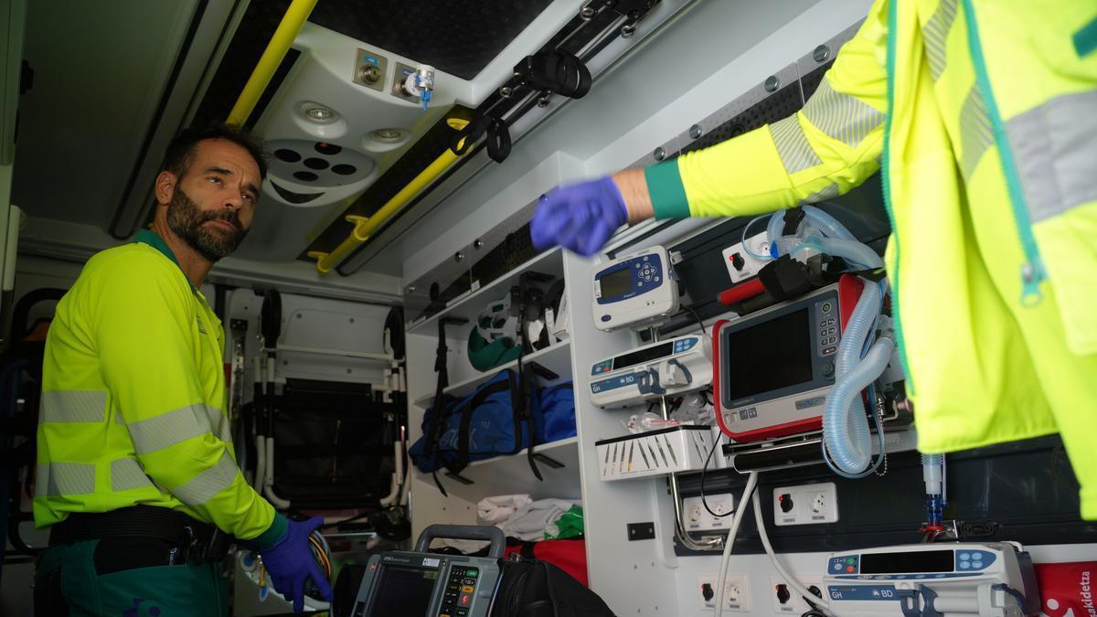 Ambulancias desplegadas en los accesos a la plaza, listas para intervenir ante cualquier emergencia