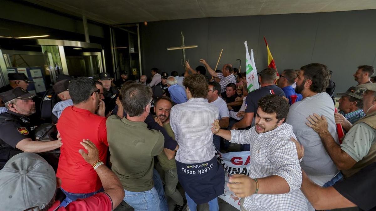 Enfrentamientos entre policías y ganaderos durante la protesta.