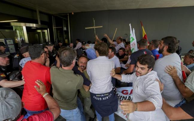 Enfrentamientos entre policías y ganaderos durante la protesta.