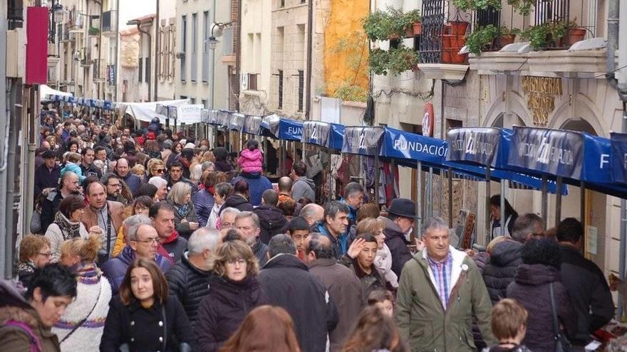 Público en una pasada edición de la feria de San Martín en Campezo
