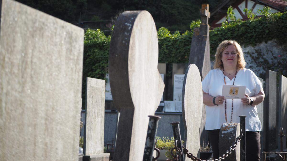 La alcaldesa de Deba, Alazne Txurruka, ha presentado el proceso de exhumación en el propio cementerio de Amillaga.