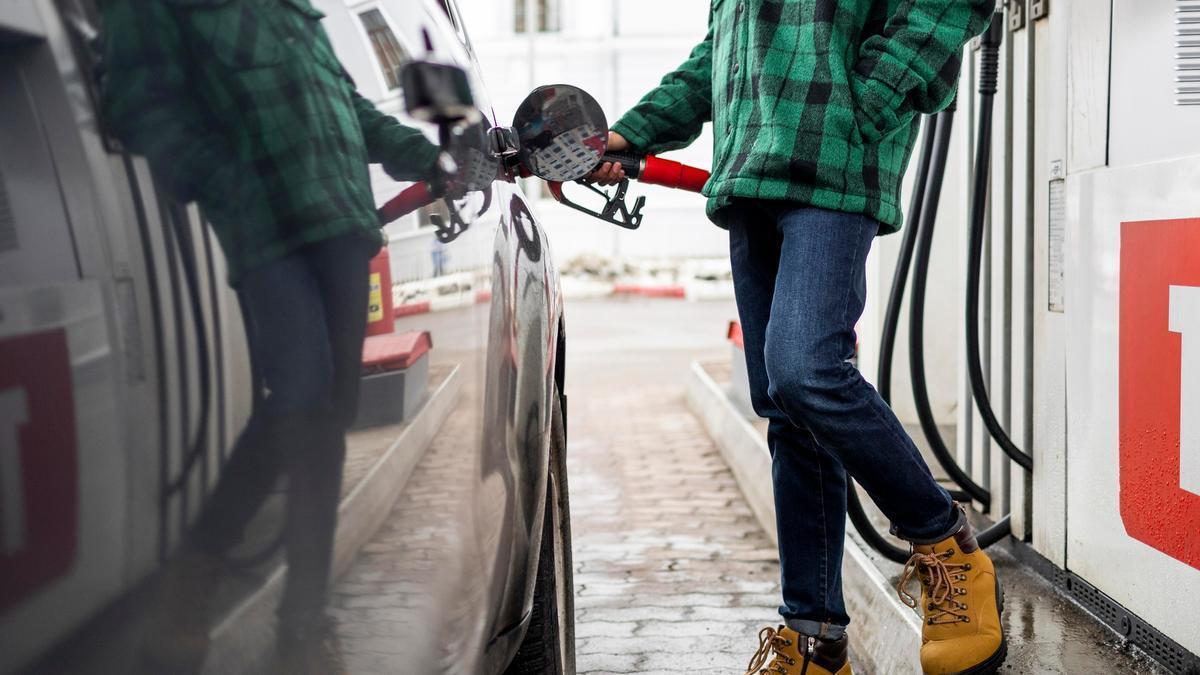 Hombre repostando en la gasolinera.