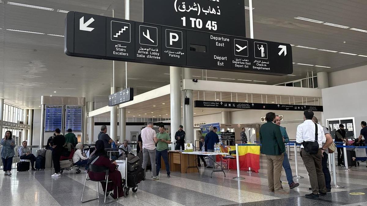 Oficiales españoles comprueban la documentación de los ciudadanos evacuados en el aeropuerto de Beirut.