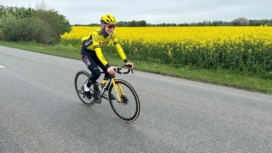 Jonas Vingegaard ya entrena en carretera.