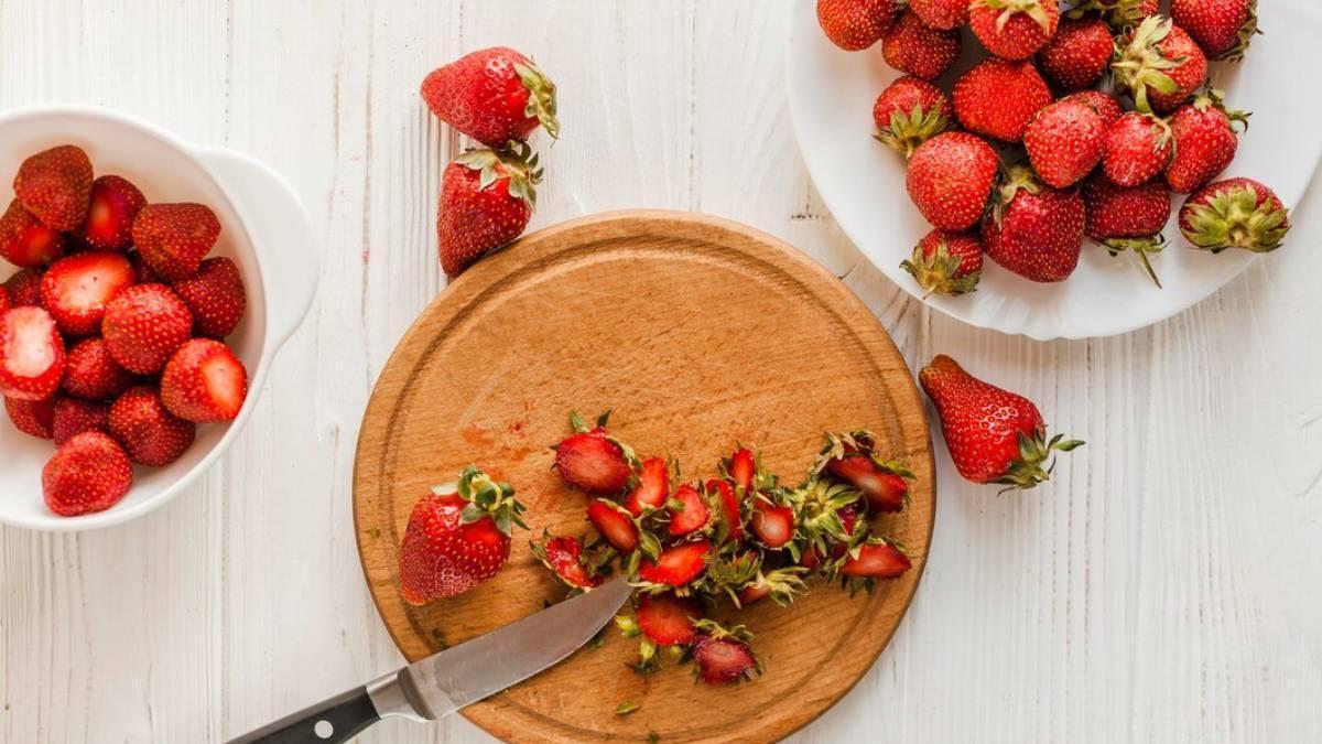 Cortar el tallo a las fresas justo antes de comerlas.
