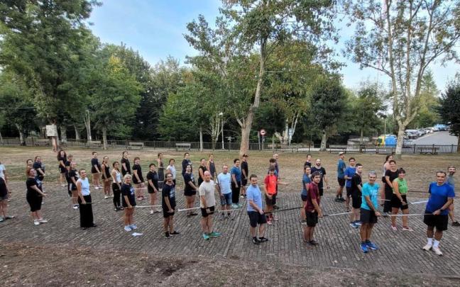 Los miembros de Kezka y Betirako durante el ensayo general en Arrate.
