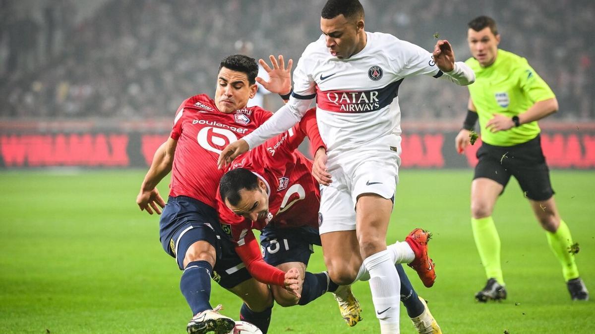 Mbappé trata de marcharse de dos rivales durante el partido de este pasado domingo contra el Lille. / AFP7 VÍA EUROPA PRESS