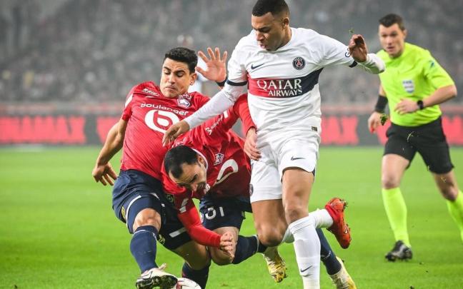 Mbappé trata de marcharse de dos rivales durante el partido de este pasado domingo contra el Lille. / AFP7 VÍA EUROPA PRESS