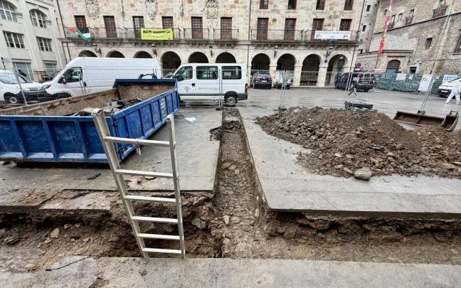 Las catas arqueológicas, que dirige Aranzadi, han dado el pistoletazo de salida a las obras. La actuación se desarrolla en la zona más próxima al Real Seminario, frente al ayuntamiento.