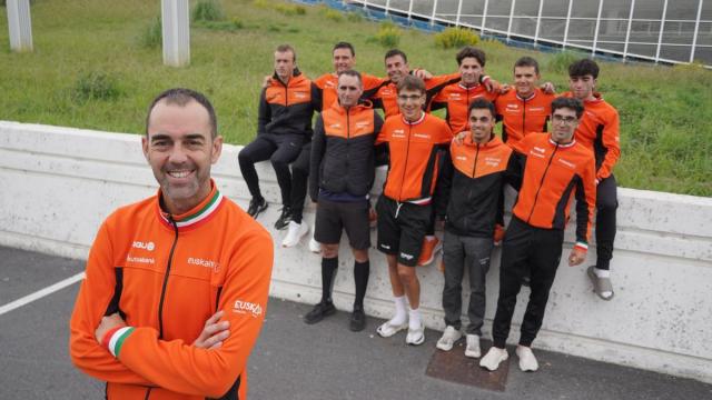 Jorge Azanza, en primer plano, con el resto de componentes de la expedición del Euskaltel-Euskadi en Panamá.