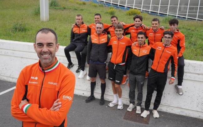Jorge Azanza, en primer plano, con el resto de componentes de la expedición del Euskaltel-Euskadi en Panamá.