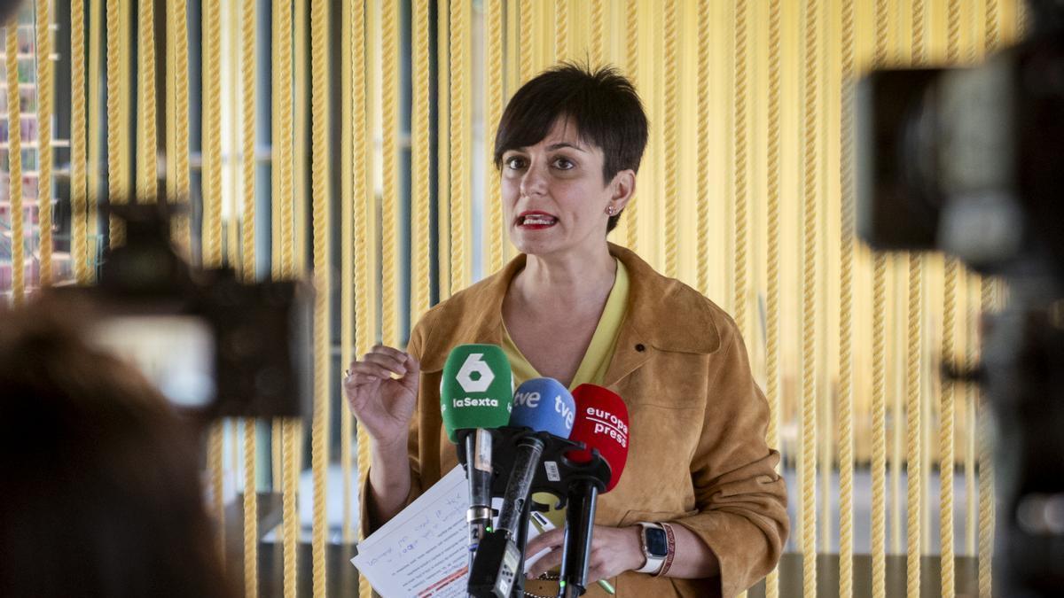La ministra de Vivienda y Agenda Urbana, Isabel Rodríguez, atiende a los medios tras una reunión de trabajo con el PSOE este jueves.