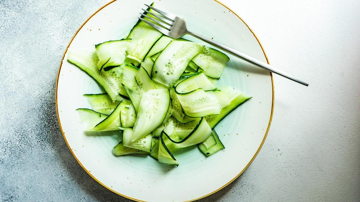 Laminas de pepino listas para montar el rollito.