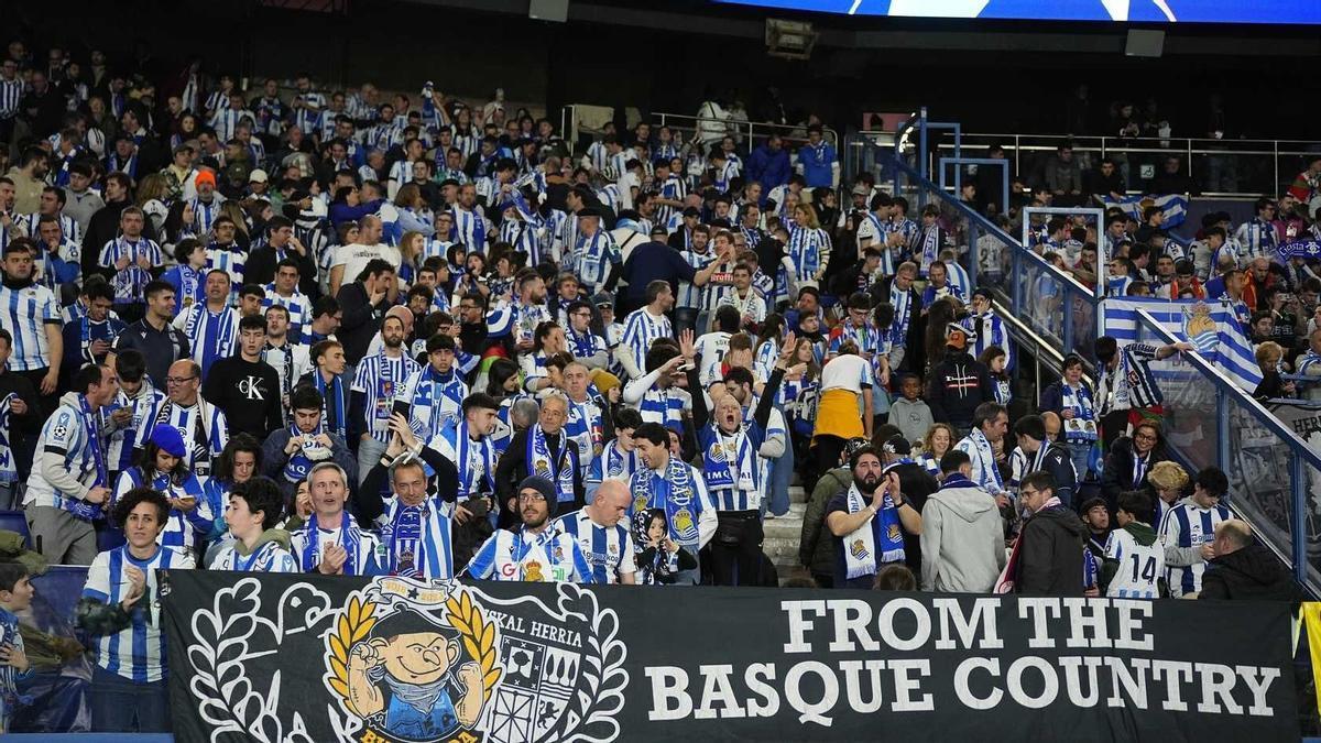 Aficionados de la Real Sociedad, el pasado 14 de febrero en el Parque de los Príncipes durante la visita al PSG. / REDACCION NDG