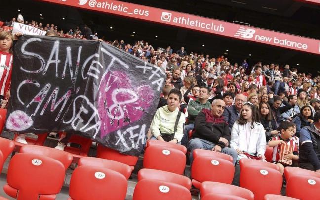 Un seguidor luce una pancarta grande para pedirle la camiseta a Sancet.