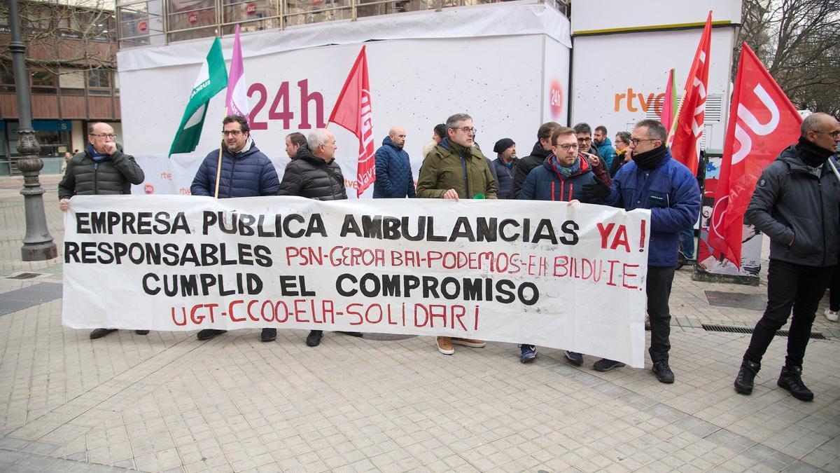 Los sindicatos UGT, CCOO, ELA y Solidari, con representación en el sector de ambulancias de Navarra, se concentran para exigir que se cumpla el compromiso de crear una empresa pública para el transporte sanitario.