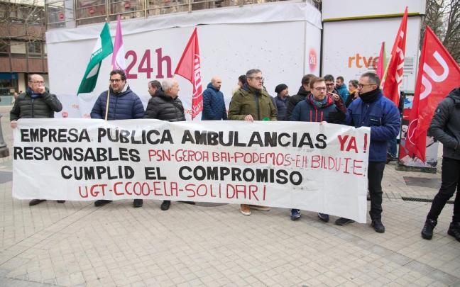Los sindicatos UGT, CCOO, ELA y Solidari, con representación en el sector de ambulancias de Navarra, se concentran para exigir que se cumpla el compromiso de crear una empresa pública para el transporte sanitario.