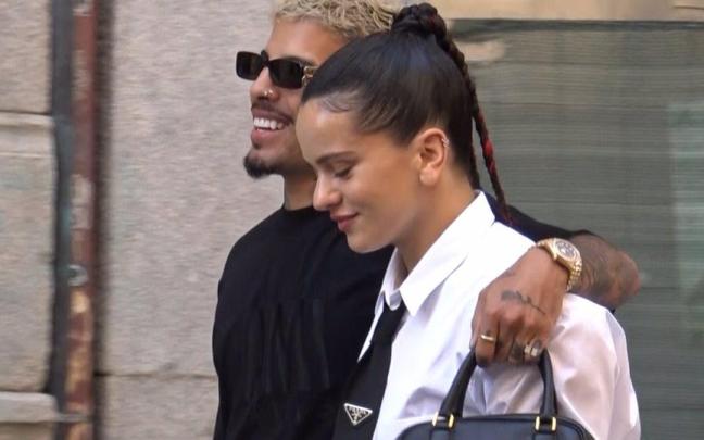 La cantante Rosalía junto al también cantante Rauw Alejandro, paseando por las calles de Madrid La cantante Rosalía junto al también cantante Rauw Alejandro, paseando por las calles de Madrid
