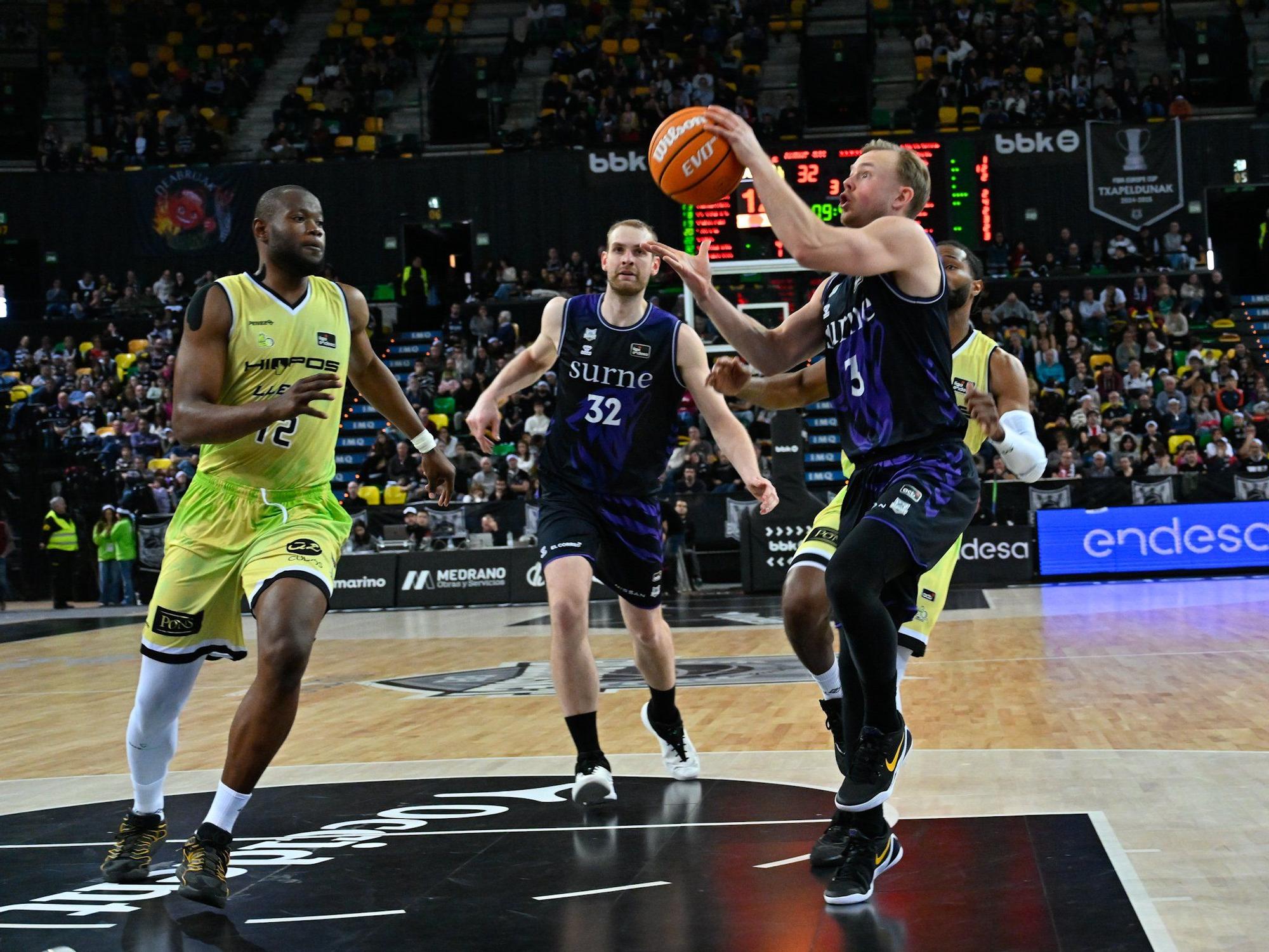 Frey, en primer plano, y Hlinason son dos de las claves que repiten en Bilbao Basket en relación a la pasada temporada. / OSKAR GONZÁLEZ