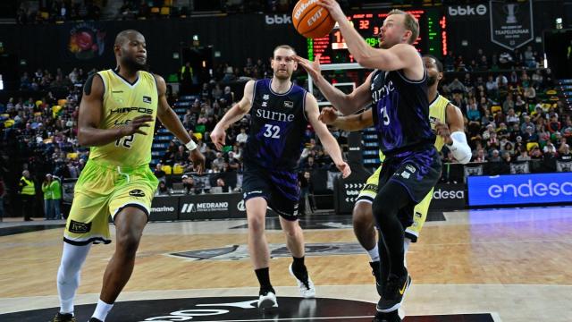 Frey, en primer plano, y Hlinason son dos de las claves que repiten en Bilbao Basket en relación a la pasada temporada. / OSKAR GONZÁLEZ