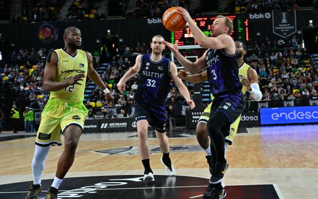 Frey, en primer plano, y Hlinason son dos de las claves que repiten en Bilbao Basket en relación a la pasada temporada. / OSKAR GONZÁLEZ