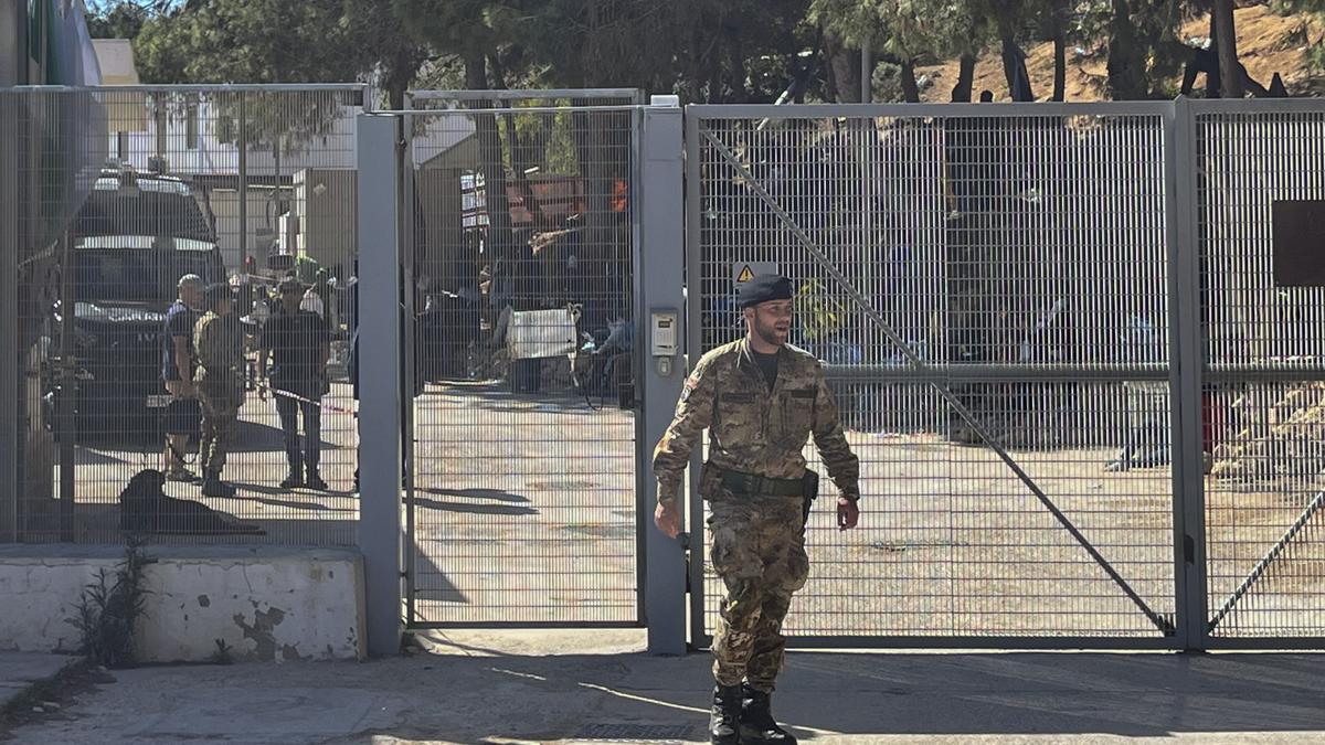 El Ejército italiano hace guardia las 24 horas en el centro de acogida de Lampedusa.