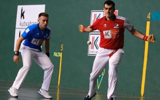 Ezkurdia golpea de derecha en presencia de Salaberria en el partido jugado en Lekunberri.