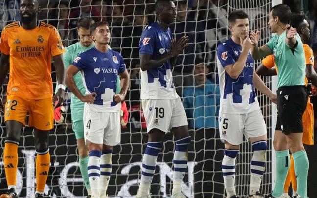 Sadiq y Zubeldia protestan a Martínez Munuera, este sábado en Anoeta. / RUBEN PLAZA