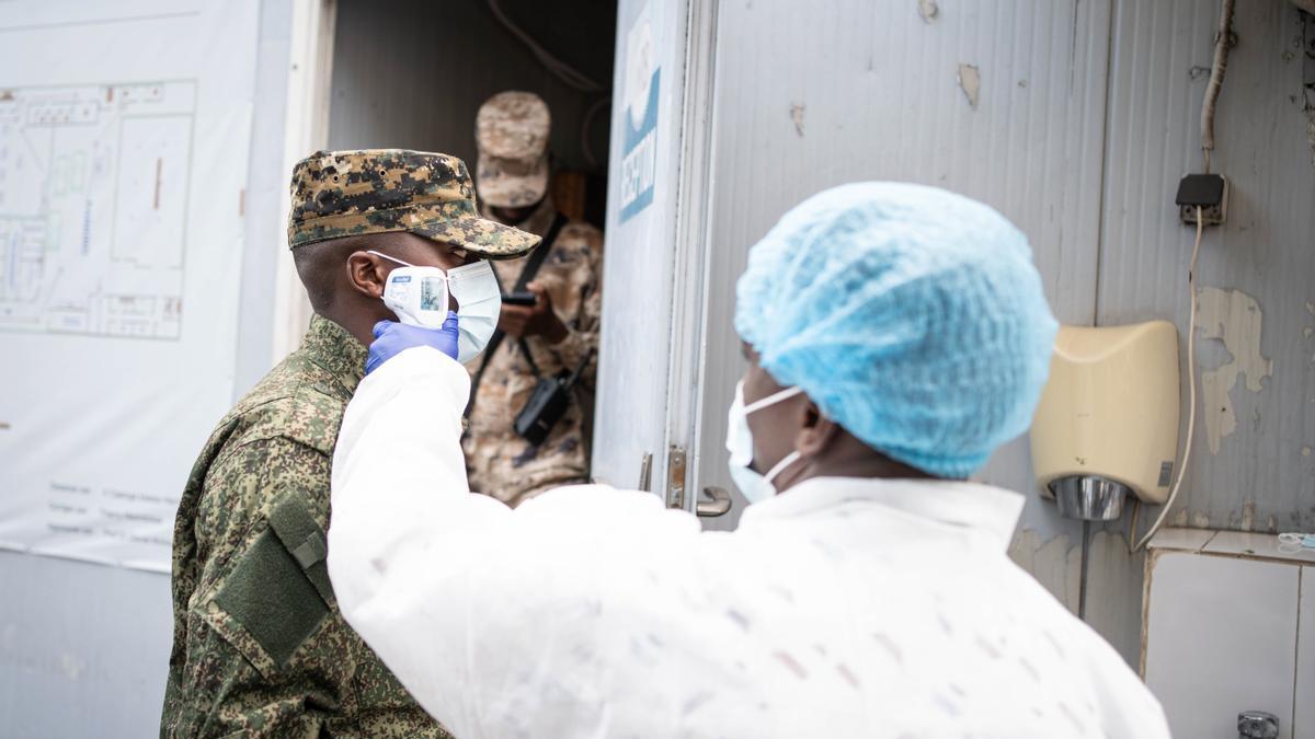 Un sanitario mide la temperatura a un soldado como medida preventiva frente al brote de ébola en Goma.