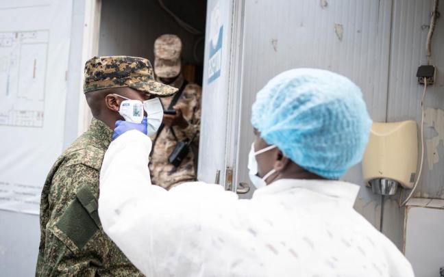 Un sanitario mide la temperatura a un soldado como medida preventiva frente al brote de ébola en Goma.