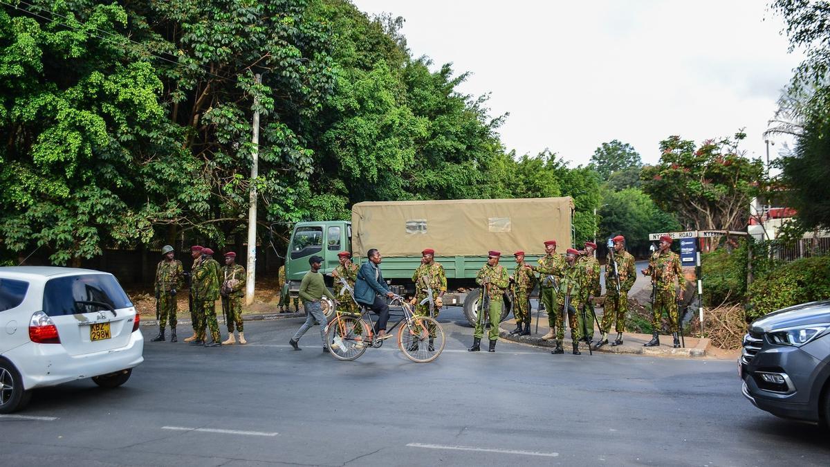 Policías militares de Kenia, en la zona en la que se han encontrado los cadáveres.