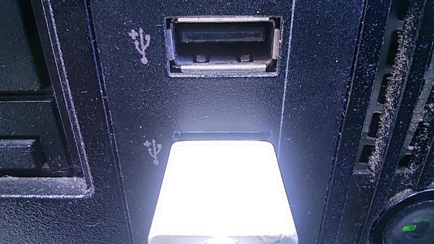 En el puerto USB se aprecian las dos pestañas que se enganchan a los agujeros del USB-A.
