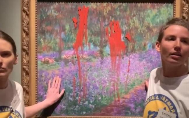 Las activistas climáticas junto al cuadro de Monet.