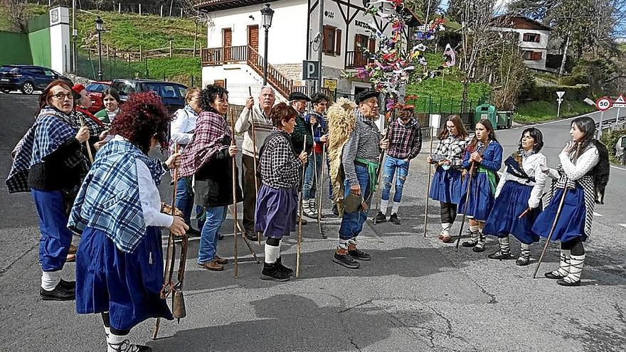 Varias generaciones de vecinos se volcaron el año pasado para recuperar la tradición. | FOTO: DEIA