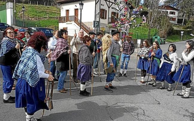 Varias generaciones de vecinos se volcaron el año pasado para recuperar la tradición. | FOTO: DEIA
