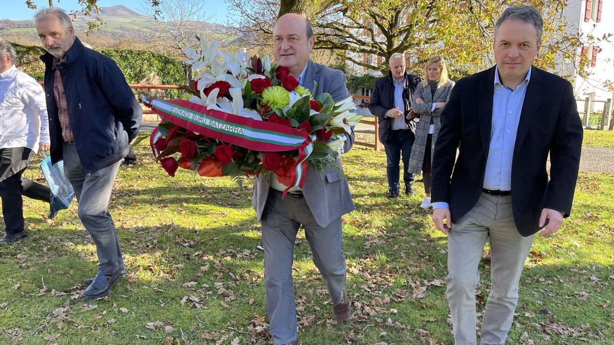 Andoni Ortuzar y Peio Etxeleku, en la ofrenda floral en Iparralde a los pioneros que llevaron el Aberri Eguna al otro lado de la muga hace 60 años