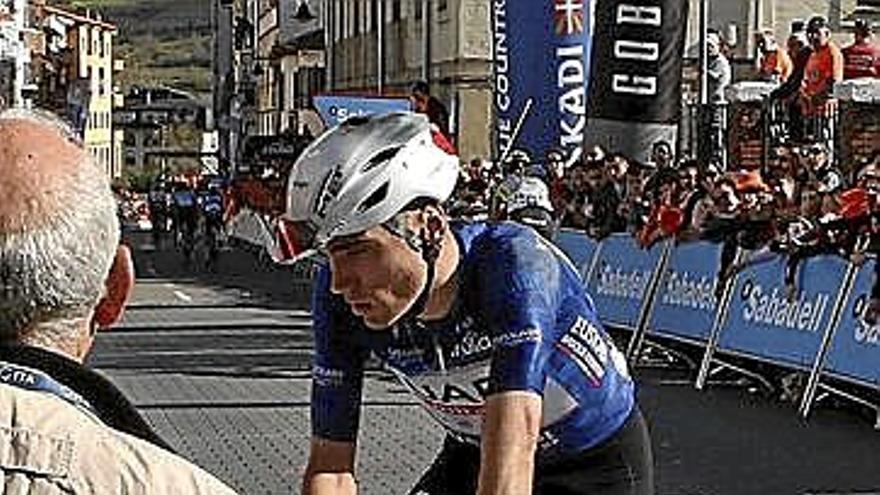 Juan Ayuso, con el casco roto. Juan Ayuso, con el casco roto.