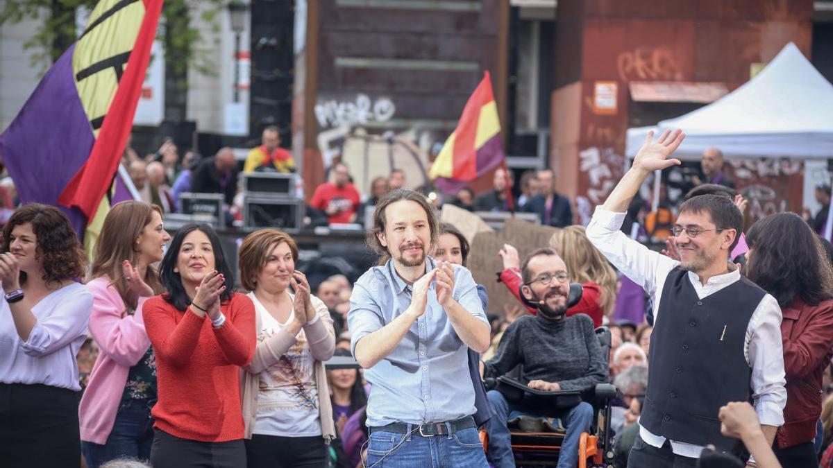 Pablo Iglesias, Pablo Echenique y Juan Carlos Monedero en un acto de precampaña de Podemos en 2019.