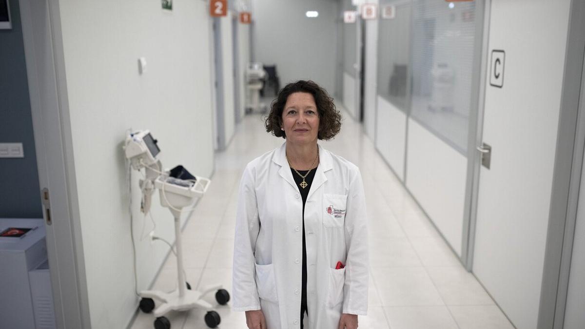 La doctora Ruth Vera, en un pasillo del servicio de Oncología Médica del Hospital Universitario de Navarra