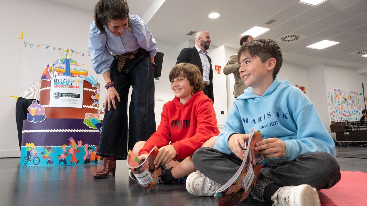 La consejera Melgosa junto a dos niños en una ikastola.