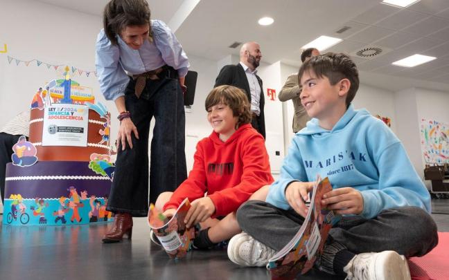 La consejera Melgosa junto a dos niños en una ikastola.