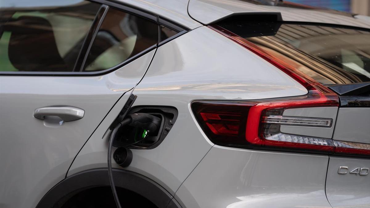 Un coche cargándose en un punto de carga público para coches eléctricos.